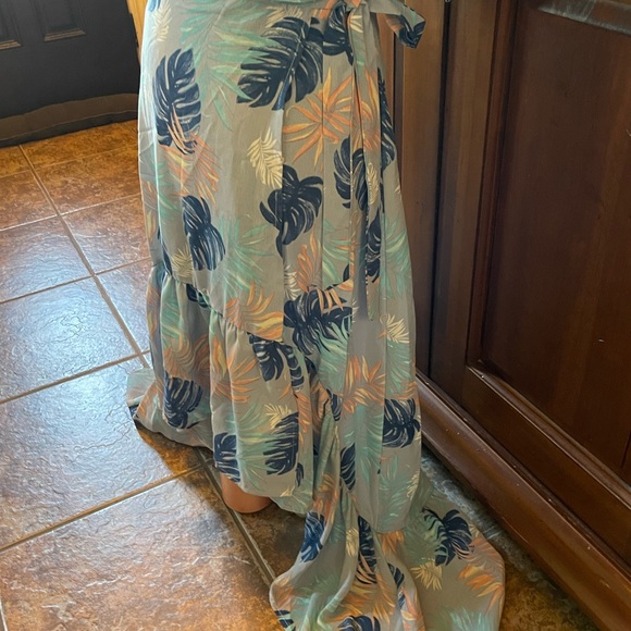 Estro Small Tropical Wrap skirt and Matching Bandeau - Picture 10 of 12